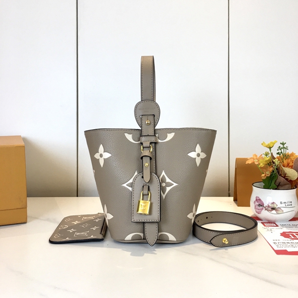 ルイヴィトンバッグ背面デザイン